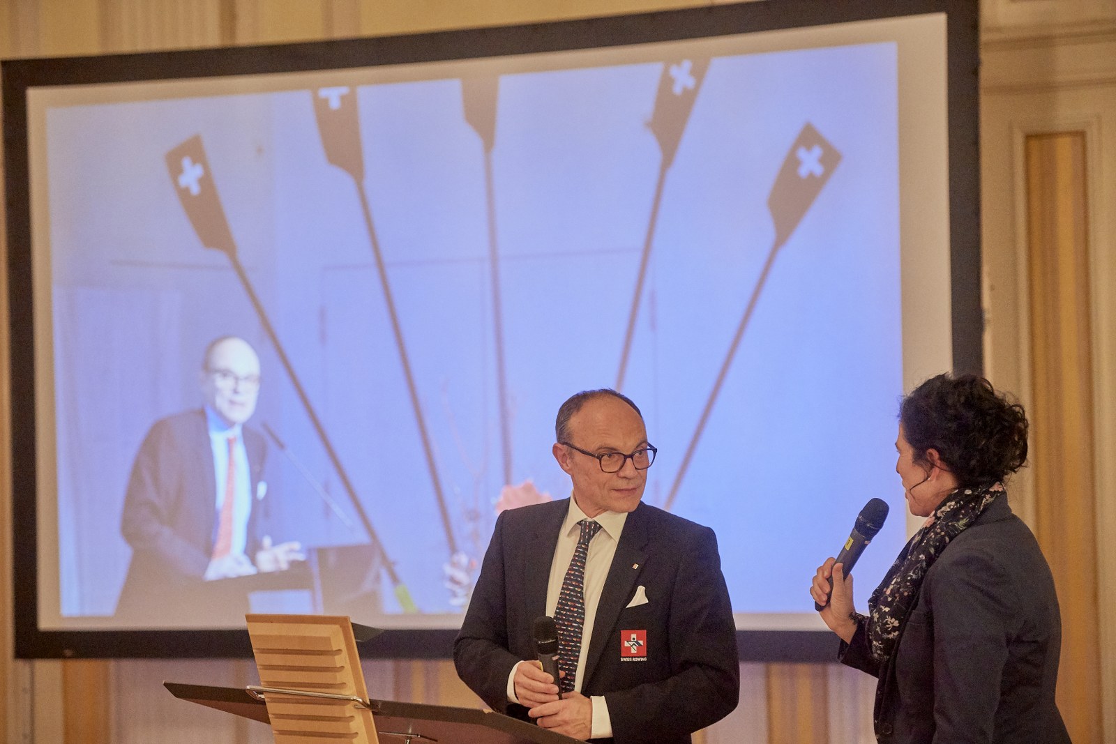 Moderatorin Jolanda van de Graaf mit SRV-Präsident Stéphane Trachsler